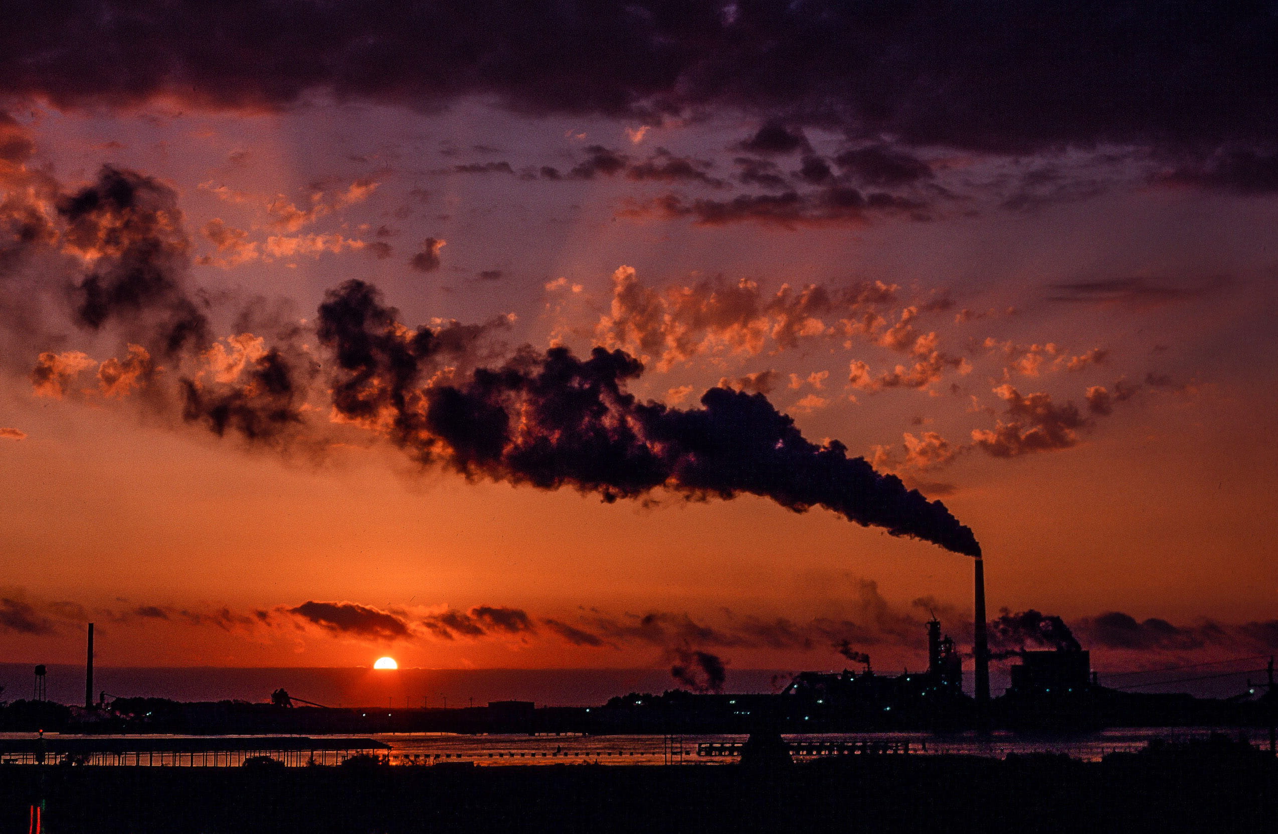 Окружающее крупнейший. Загрязнение воздуха. Смог Эстетика. Polluted Sky. Трубы теплостанции вечером солнце закать фото.