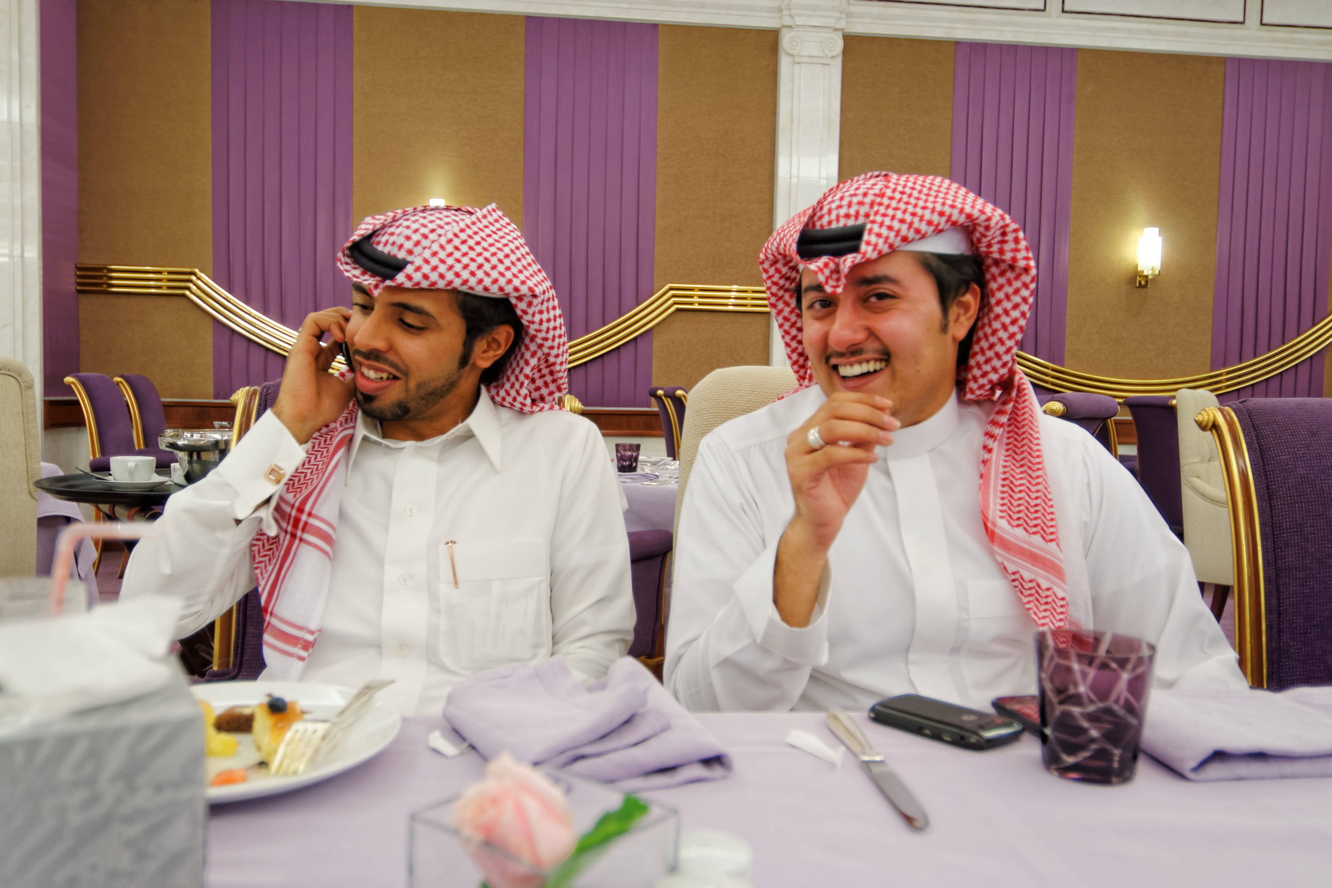 Саудовская аравия телефоны. Арабский этикет. Гостеприимство арабов. Приветствие арабов. Арабы за столом.