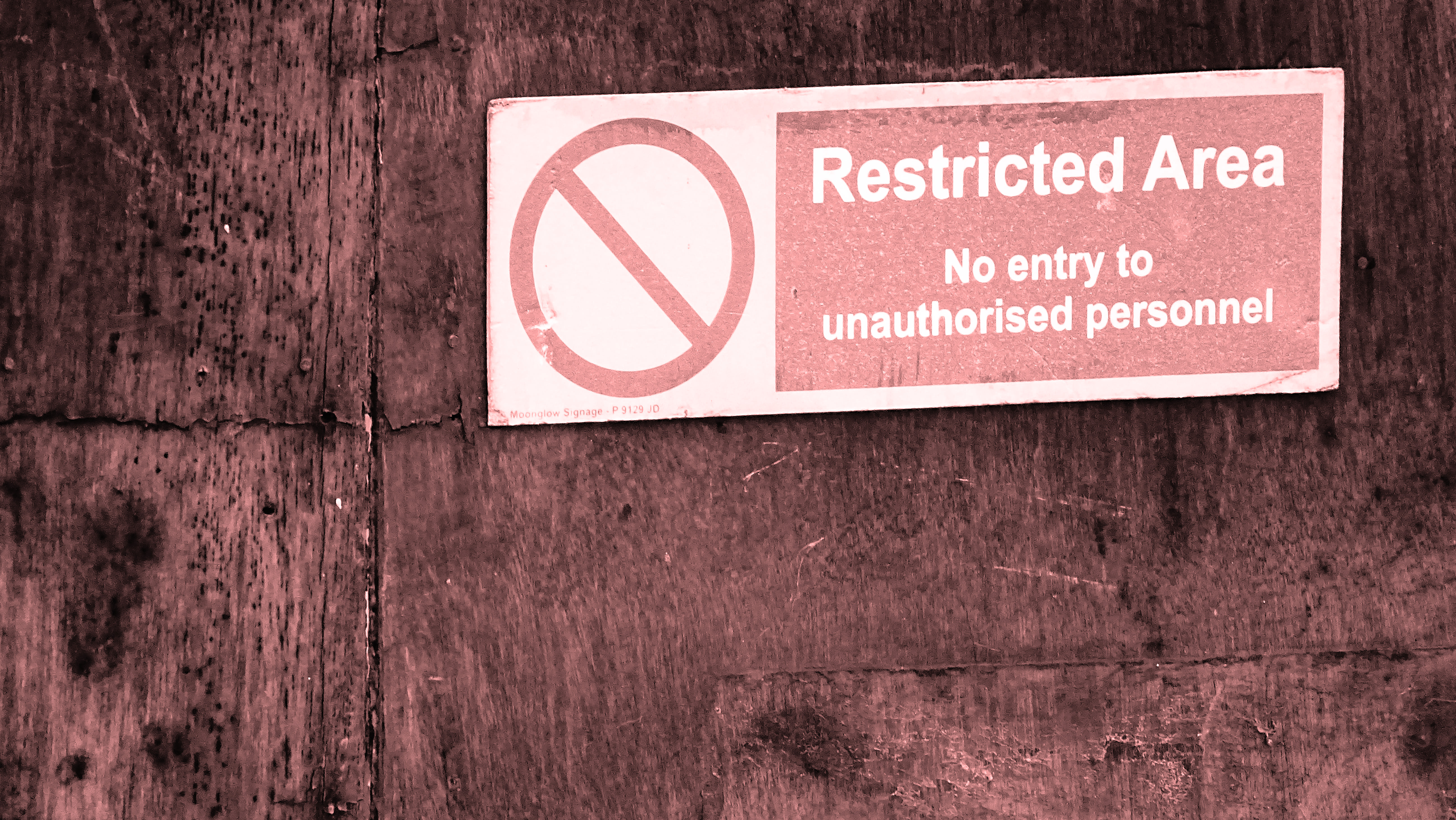 Enter the area. Белая табличка. Знаки на стену. Restricted. Символ стена чёрно белый.